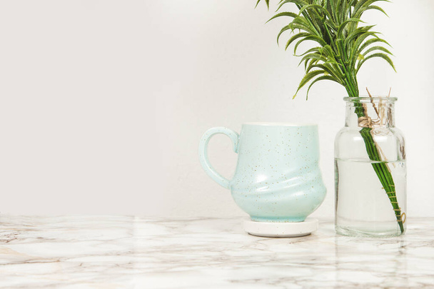 Taza de café azul con el jarrón de flores de lavanda en una mesa de mármol
 - Foto, imagen