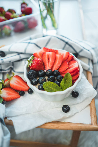 Paras aamiainen - kookosmaitoriisi tuoreilla mansikoilla, mustikoilla ja mintulla
 - Valokuva, kuva