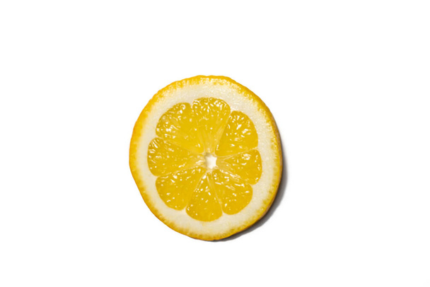 Limones sobre fondo blanco. Pedazos de limones y limones enteros, con poca sombra. Grupos de limones amarillos sobre blanco
 - Foto, Imagen