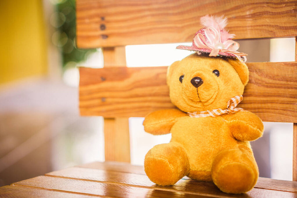 Teddybär mit Schal und Mütze auf Holzgrund - Foto, Bild