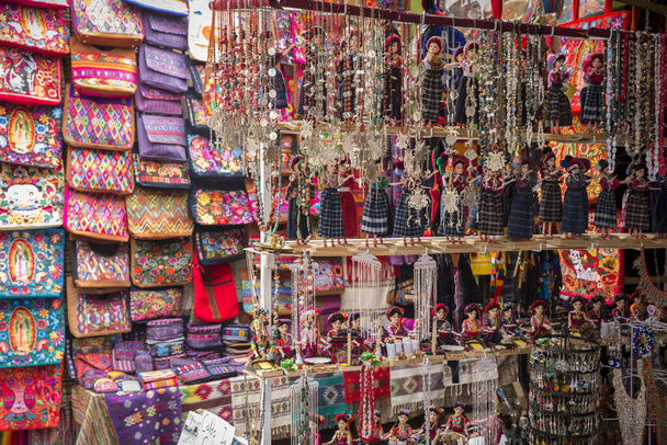 souvenirs en venta en el tradicional mercado de Chichicastenango
 - Foto, Imagen
