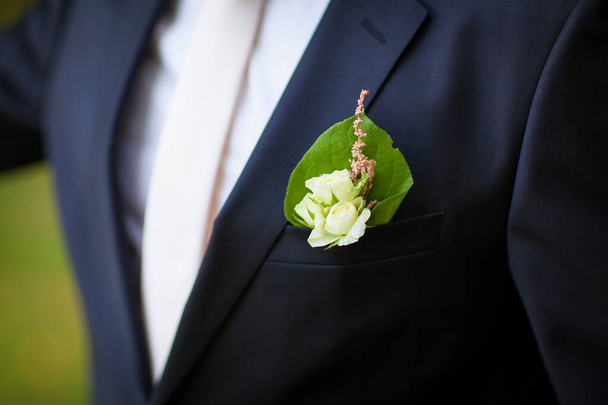 schöner Bräutigam im Anzug mit Boutonniere - Foto, Bild