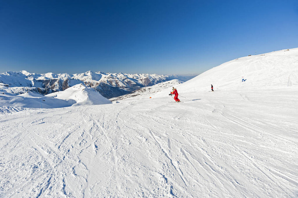 Panoramiczna dolina krajobrazowa z widokiem na stok narciarski w zimowym alpejskim kurorcie - Zdjęcie, obraz