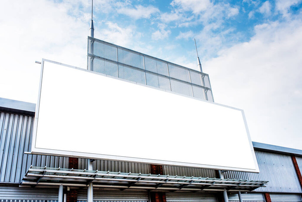 Prázdný / mockup billboard na obchod proti zatažené modré obloze - Fotografie, Obrázek