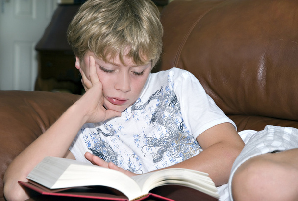 fiatal fiú olvasni - Fotó, kép
