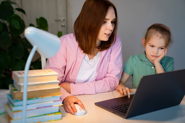 mummy and daughter do lessons, distance learning - Foto, Imagem
