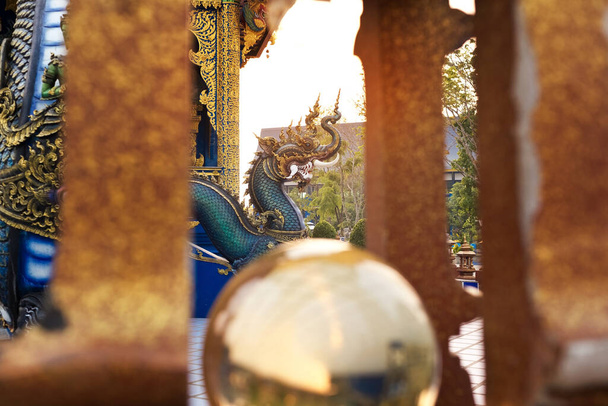 Famoso Templo Azul em Chiang Rai Wat Rong Suea Dez no norte da Tailândia ao pôr-do-sol. Decoração perto do templo tailandês. Imagem bonita para agências de viagens. Imagem colorida horizontal - Foto, Imagem
