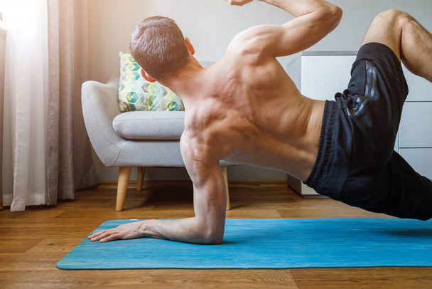 Jongeman die thuis yoga beoefent in quarantaine - Foto, afbeelding
