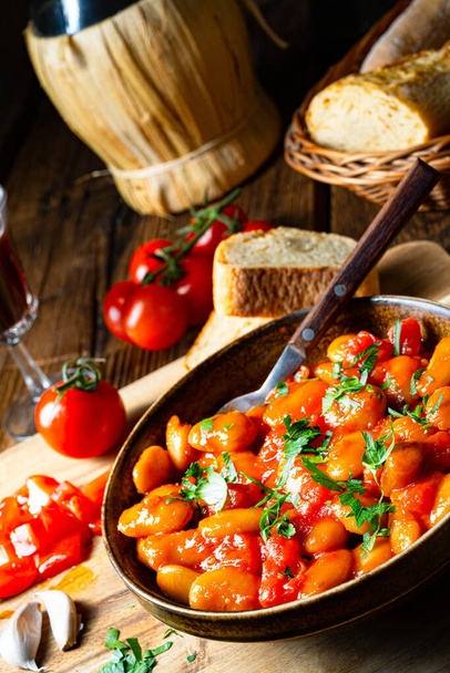 Rustic giant beans with fresh tomato sauce - Foto, afbeelding