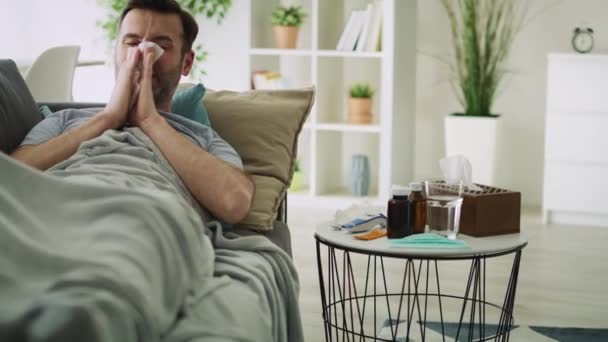Video eines kranken Mannes mit schwerer Grippe. Aufnahme mit roter Heliumkamera in 8K. - Filmmaterial, Video