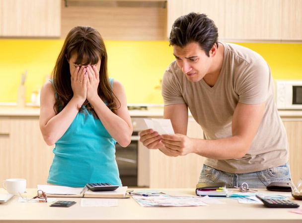 Молодая семья борется с личными финансами - Фото, изображение