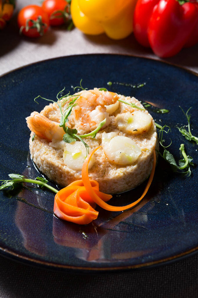 Shrimps and scallops served with brown rice - Foto, imagen