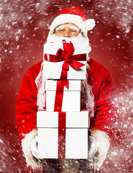 Joulupukki lahjapakkausten kanssa
 - Valokuva, kuva