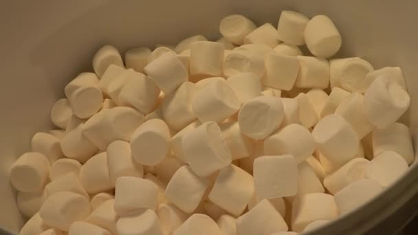 Pouring dessert marshmallows into a ontainer - Footage, Video