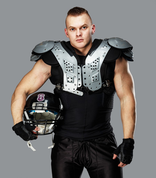 Giocatore di football americano con casco e armatura - Foto, immagini