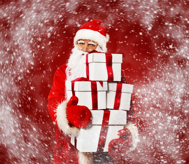 Санта-Клаус с подарочными коробками в снежную бурю
 - Фото, изображение