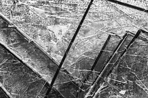 Rikkoutunut lasi, rikkinäisten levyjen ja kaupungin vaurioituneen lasin yksityiskohdat, lika ja roskat
 - Valokuva, kuva