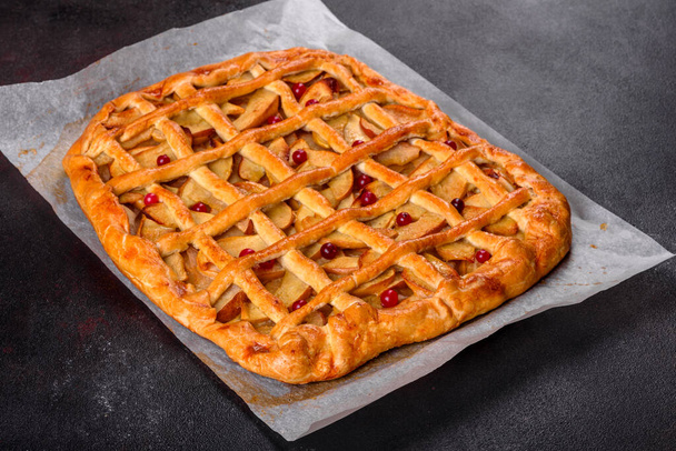 Вкусный свежий пирог с яблоками, грушами и ягодами. Свежая выпечка на вкусный завтрак
 - Фото, изображение