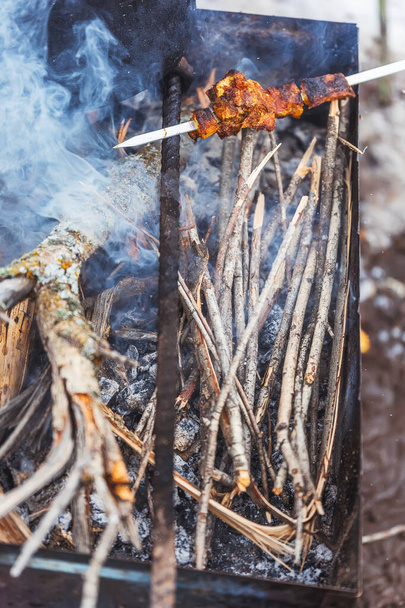 バーベキューでキャンプグリル。肉で串をスティック｜Shashilikグリルに.冬のピクニックの煙の中のバーベキュー - 写真・画像