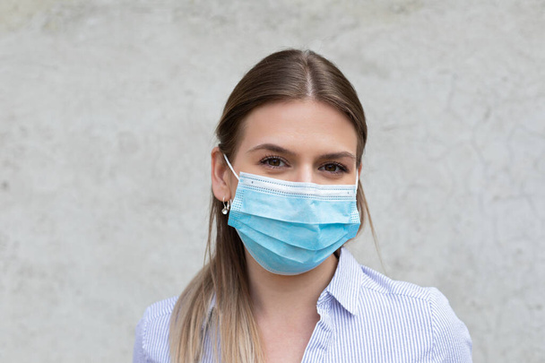 Young caucasian woman wearing surgical mask - coronavirus quarantine - Foto, Imagem