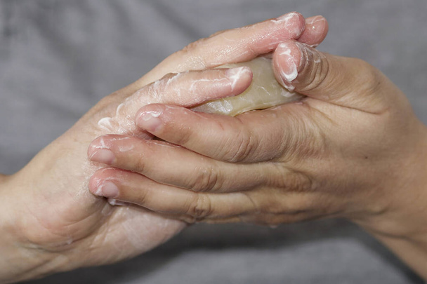lavado profundo de manos para la prevención de enfermedades
 - Foto, Imagen