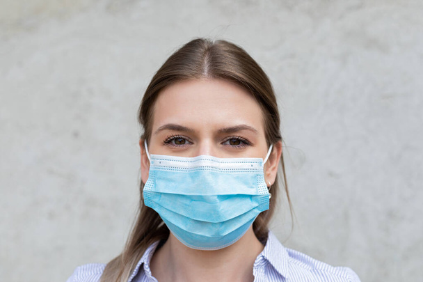 Young caucasian woman wearing surgical mask - coronavirus quarantine - Fotó, kép
