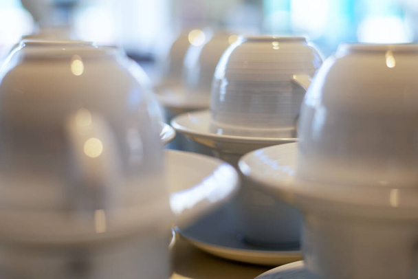 Kawa lub herbata filiżanka ceramiczna ułożone na stole w formie bufetu, które są gotowe służyć uczestnikom / uczestnikom seminarium lub kawiarni - Zdjęcie, obraz