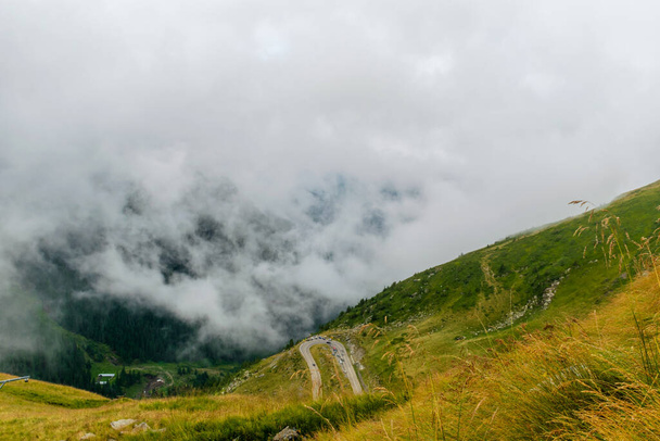 Droga, która przecina góry Fagaras widziane z góry wśród mgły, Transfagarasan, Rumunia - Zdjęcie, obraz
