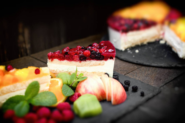 Pastel de queso de frutas de baya cremosa, delicioso pastel de queso de frutas cremosas
 - Foto, Imagen
