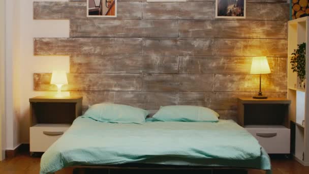 Nagyítás ki az üres szoba hangulatos ágy - Felvétel, videó