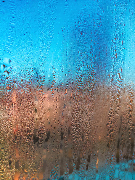 Βροχερή μέρα από το παράθυρο. Βροχή στο παράθυρο. Σταγόνες βροχής σε ποτήρι χήρας. Βροχή. - Φωτογραφία, εικόνα