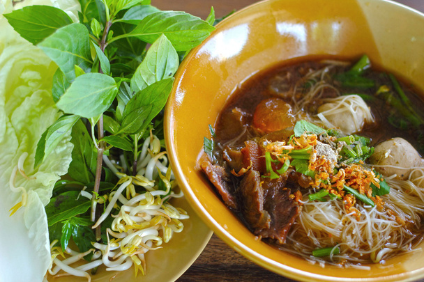 Fideos de res en sopa estilo asiático
 - Foto, Imagen