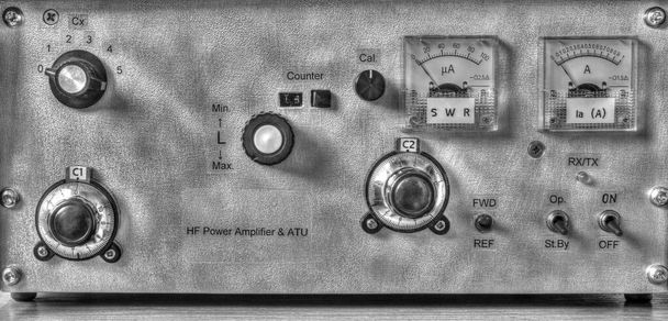 Painel frontal de um amplificador de potência de alta frequência com tubos de vácuo em preto e branco
 - Foto, Imagem