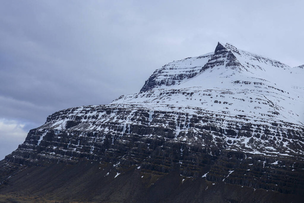 Belas montanhas cobertas de neve contra o céu na Islândia
 - Foto, Imagem