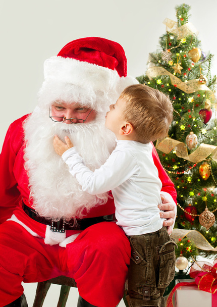 Santa Claus y Little Boy. Escena de Navidad
 - Foto, Imagen