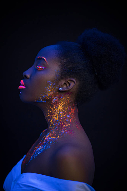 attractive african lady with fluorescnet luminescence prints on skin - Fotoğraf, Görsel