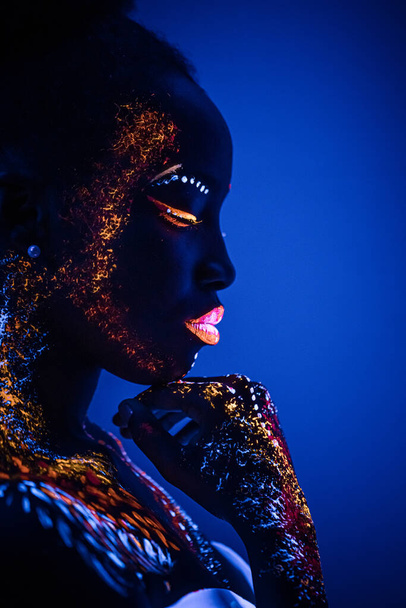 african model in neon light, girl with fluorescent makeup - Fotografie, Obrázek