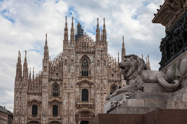Duomo di Milano (Milánská katedrála) a mramorový lev - součást památníku Vittoria Emmanuele II na piazza del Duomo v Miláně, Itálie - Fotografie, Obrázek
