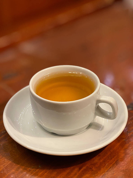 thé vert dans une tasse sur fond de bois
 - Photo, image