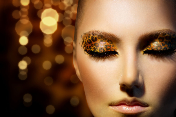 Beauty Fashion Model Girl with Holiday Leopard Makeup - Fotografie, Obrázek