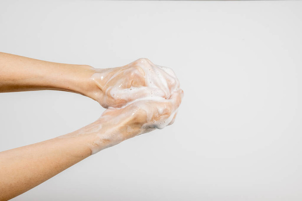 Lähikuva valkoihoinen nainen pesee kätensä eristetty valkoisella pohjalla. Käsienpesun demonstrointi. Käsitys hygieniasta ja ehkäisystä sepelvaltimovirus
. - Valokuva, kuva