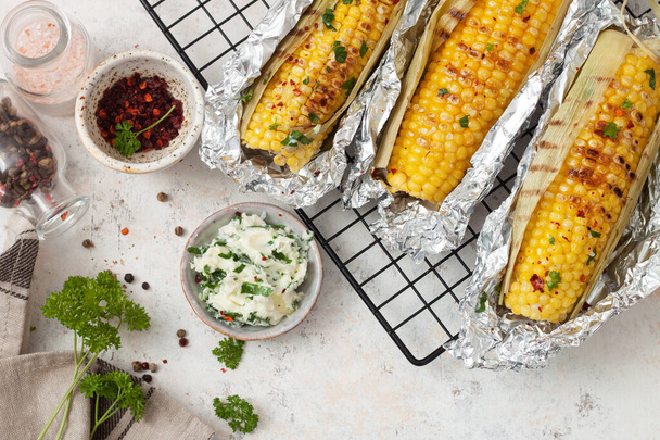 Grilled sweet corn with smoked paprika,  salt and cilantro.Summer vegan dinner or snack - Foto, afbeelding