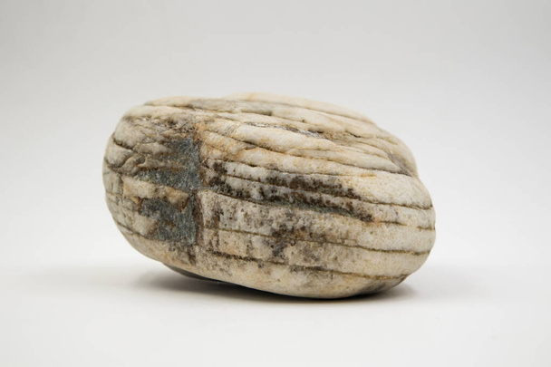 pequeña roca aislada en fondo blanco, guijarros, rocas marinas, geoloogical
 - Foto, imagen