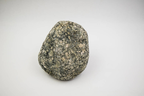 pequena rocha isolada em fundo branco, seixos, rochas marinhas, geológica
 - Foto, Imagem