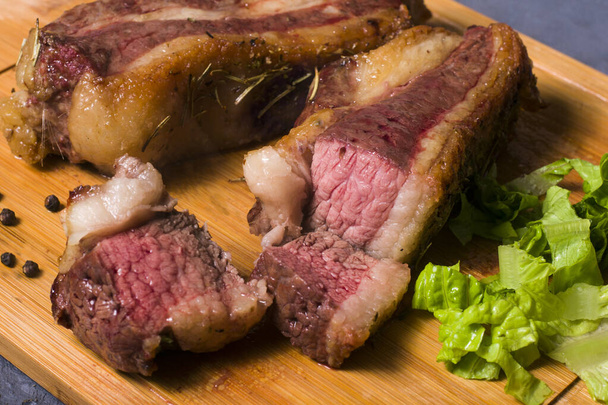 Arjantin bifteğini ahşap bir masada kızart. - Fotoğraf, Görsel