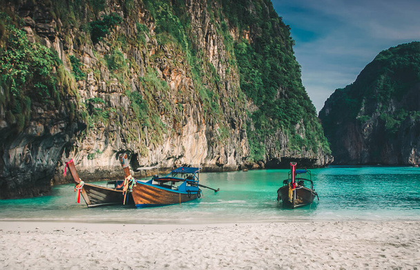 Остров Пхи Пхи Лех в заливе Майя, Таиланд - Фото, изображение