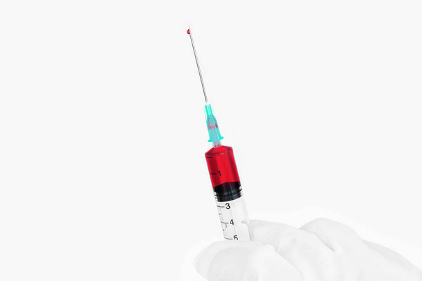 Εμβόλιο πανδημίας covid- 19 για να σωθεί ο κόσμος (υγρό σε σύριγγα) - Φωτογραφία, εικόνα