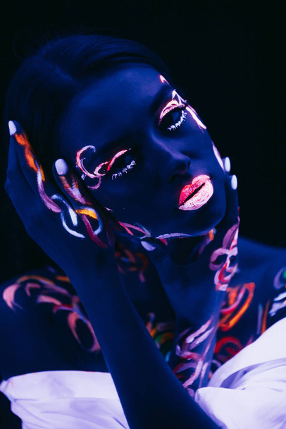 необычный современный снимок женщины с флуоресцентным боди-артом
 - Фото, изображение