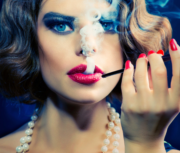 Smoking Retro Woman Portrait. Beauty Girl with Mouthpiece - Фото, изображение