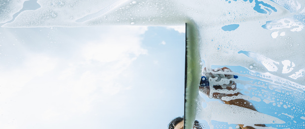 detergente per finestre con tergicristallo e tergicristallo in una giornata di sole
 - Foto, immagini